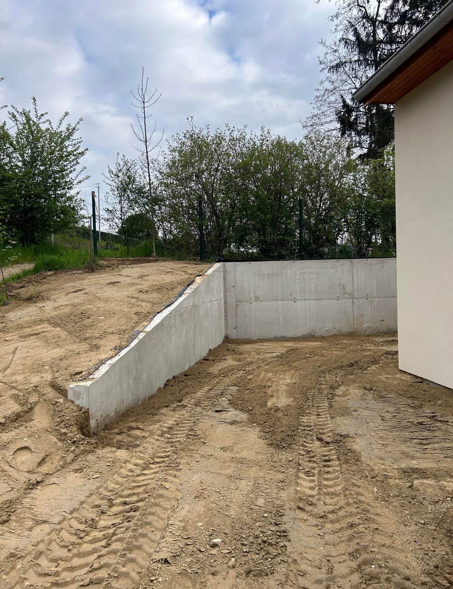Terrain en pente : quelles pr&eacute;cautions prendre avant de lancer un terrassement ? Colmar